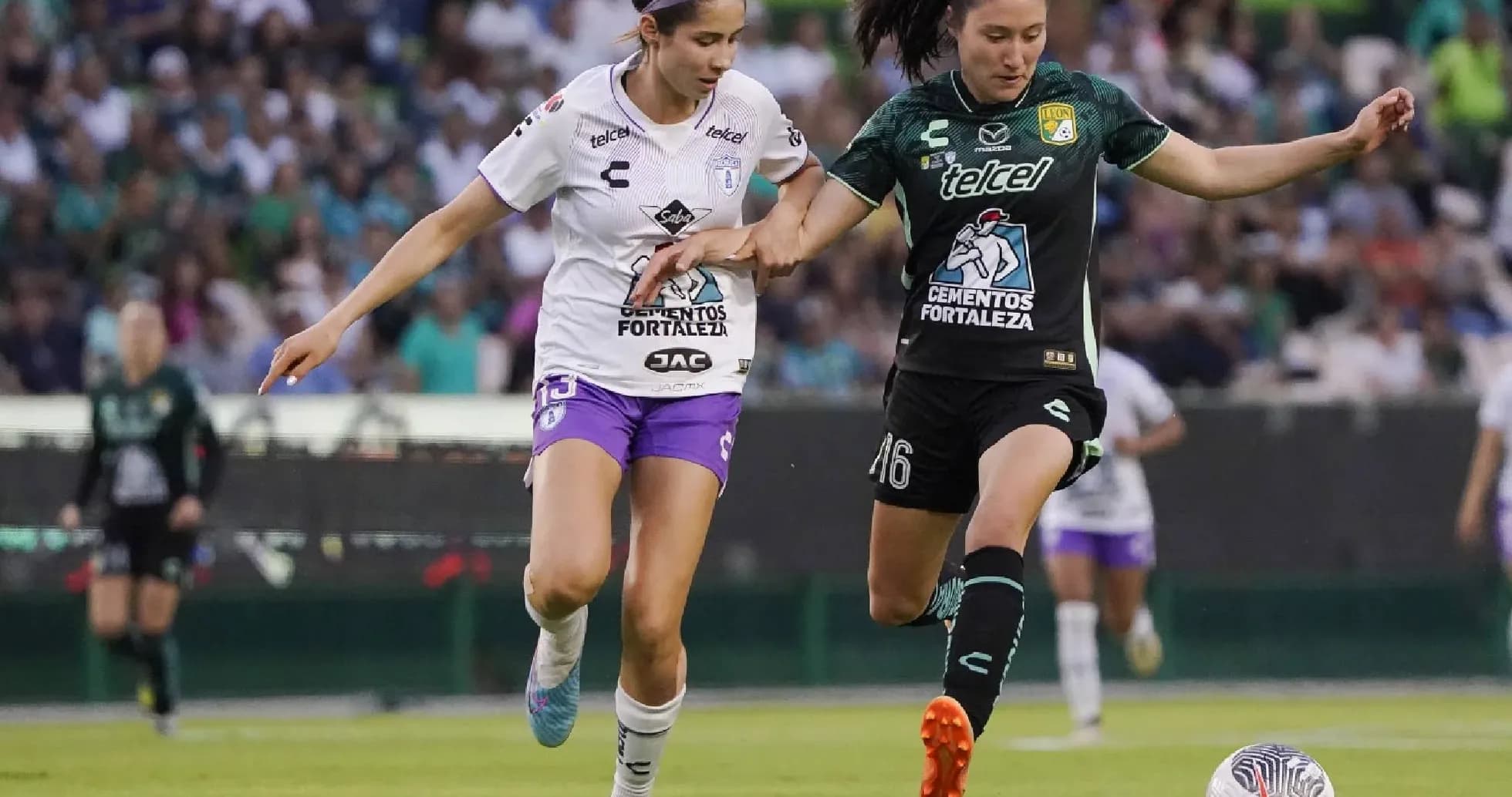 Jugadoras compitiendo por el balón en el partido Jugadoras compitiendo por el balón en el partido