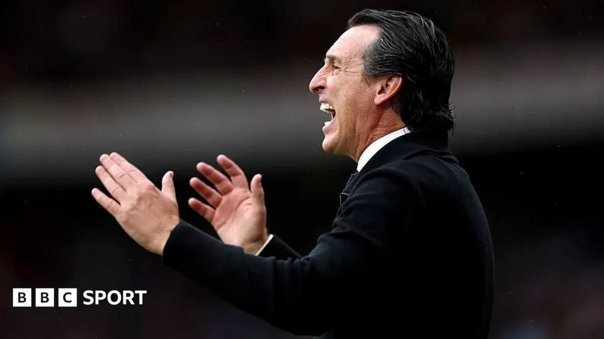 Entrenador animando a su equipo desde la banda Entrenador animando a su equipo desde la banda