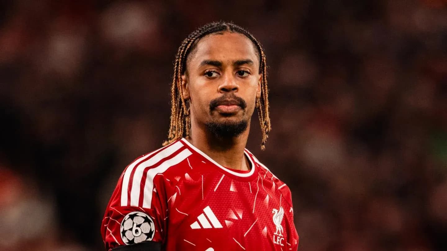Jugador de Liverpool en campo durante partido Jugador de Liverpool en campo durante partido