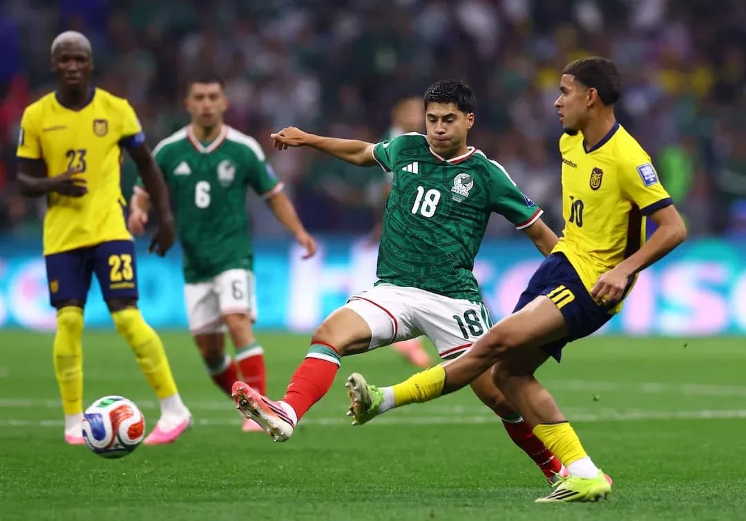 Jugador de México desafiando a jugador de Ecuador Jugador de México desafiando a jugador de Ecuador