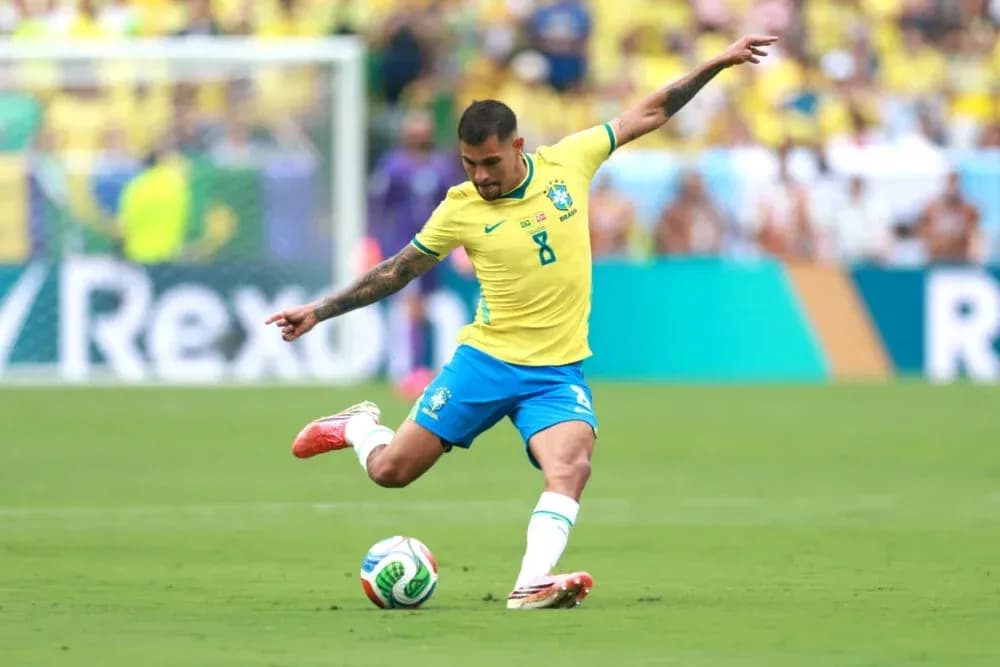 Jugador de Brasil pateando el balón en el campo Jugador de Brasil pateando el balón en el campo