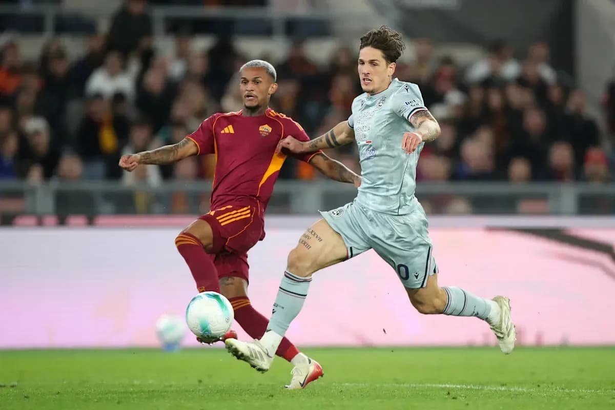 Jugadores de Roma y Lazio compiten por el balón Jugadores de Roma y Lazio compiten por el balón