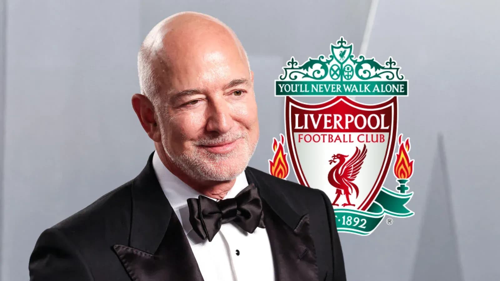 Persona sonriente con logo de Liverpool FC de fondo Persona sonriente con logo de Liverpool FC de fondo