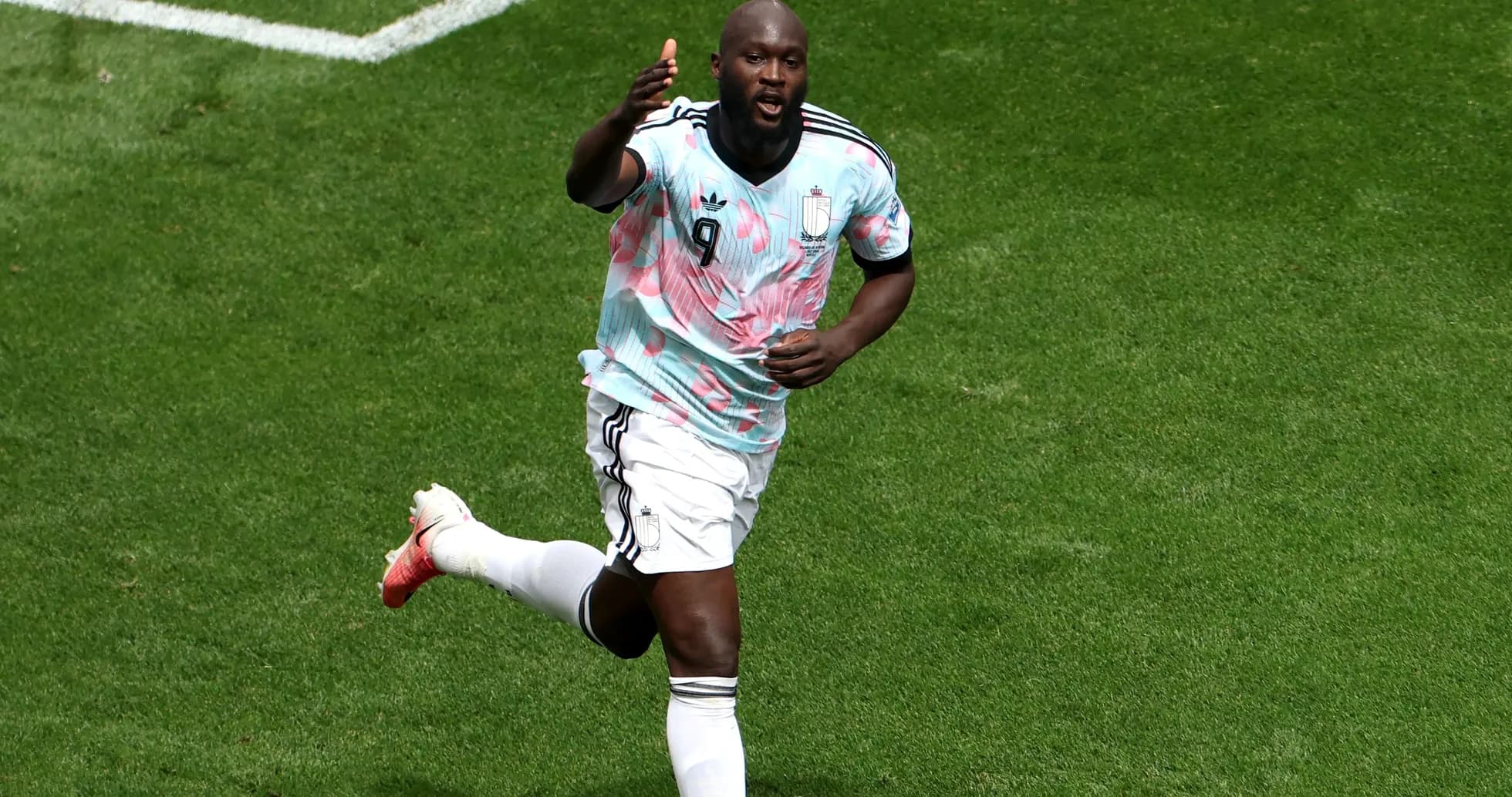 Jugador corriendo en campo con camiseta colorida Jugador corriendo en campo con camiseta colorida