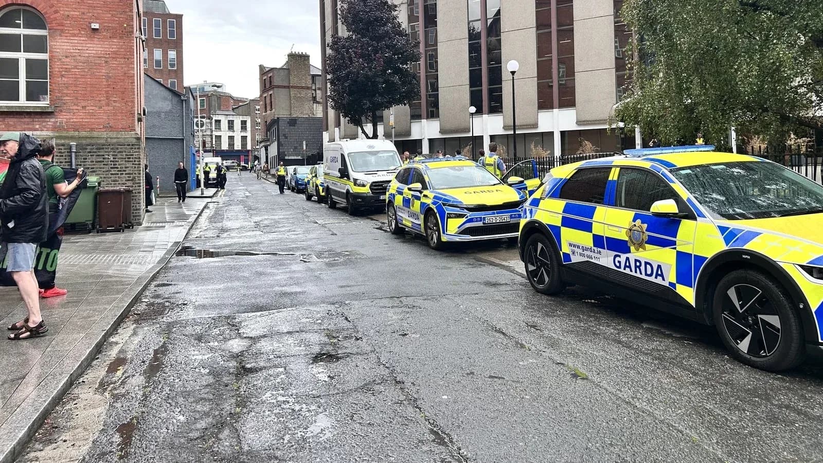 Varios coches de policía estacionados en la calle Varios coches de policía estacionados en la calle