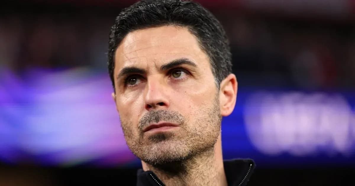 Entrenador observando el partido desde la línea lateral Entrenador observando el partido desde la línea lateral