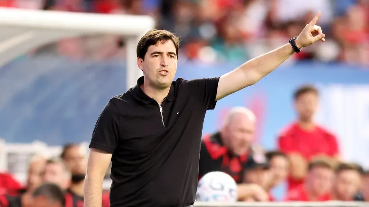 Entrenador dirigiendo a su equipo desde la línea de banda Entrenador dirigiendo a su equipo desde la línea de banda