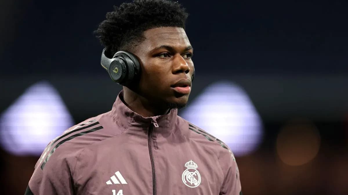 Jugador de Real Madrid con auriculares en calentamiento Jugador de Real Madrid con auriculares en calentamiento