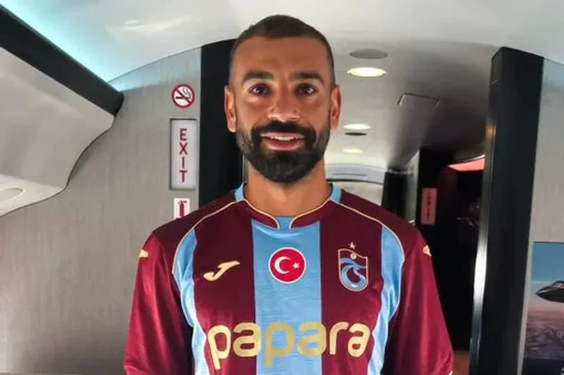 Jugador posando con camiseta de Trabzonspor en avión Jugador posando con camiseta de Trabzonspor en avión