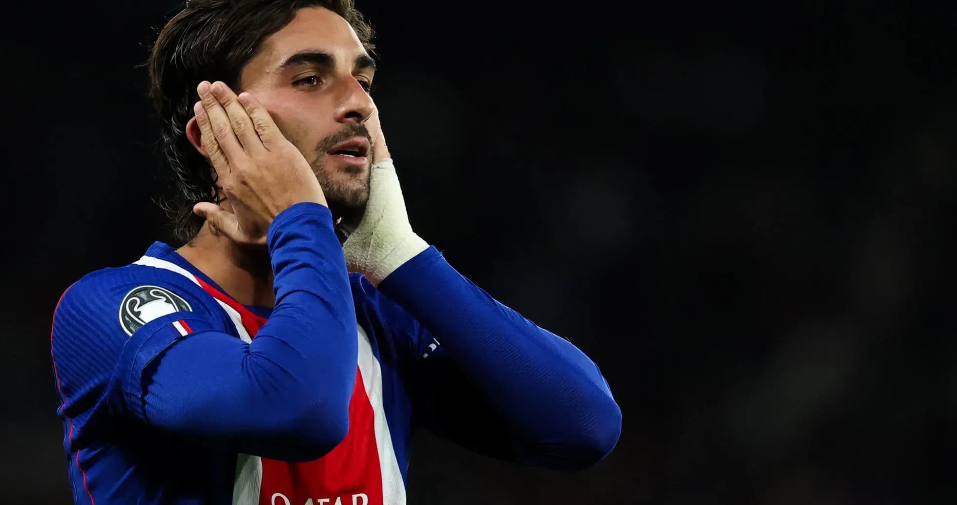 Jugador tocándose la cara durante un partido Jugador tocándose la cara durante un partido