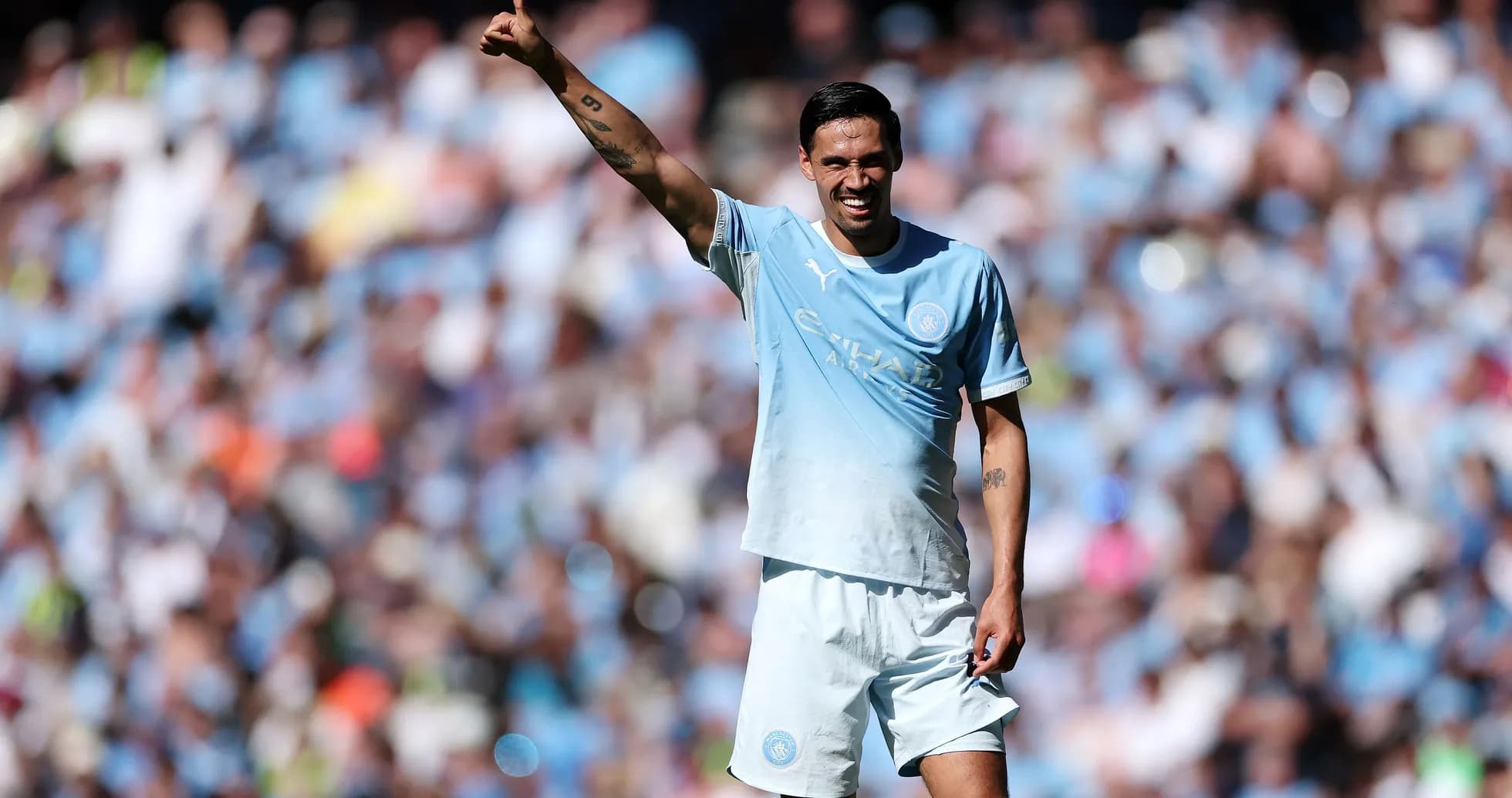 Jugador de Manchester City señalando al público en el estadio Jugador de Manchester City señalando al público en el estadio