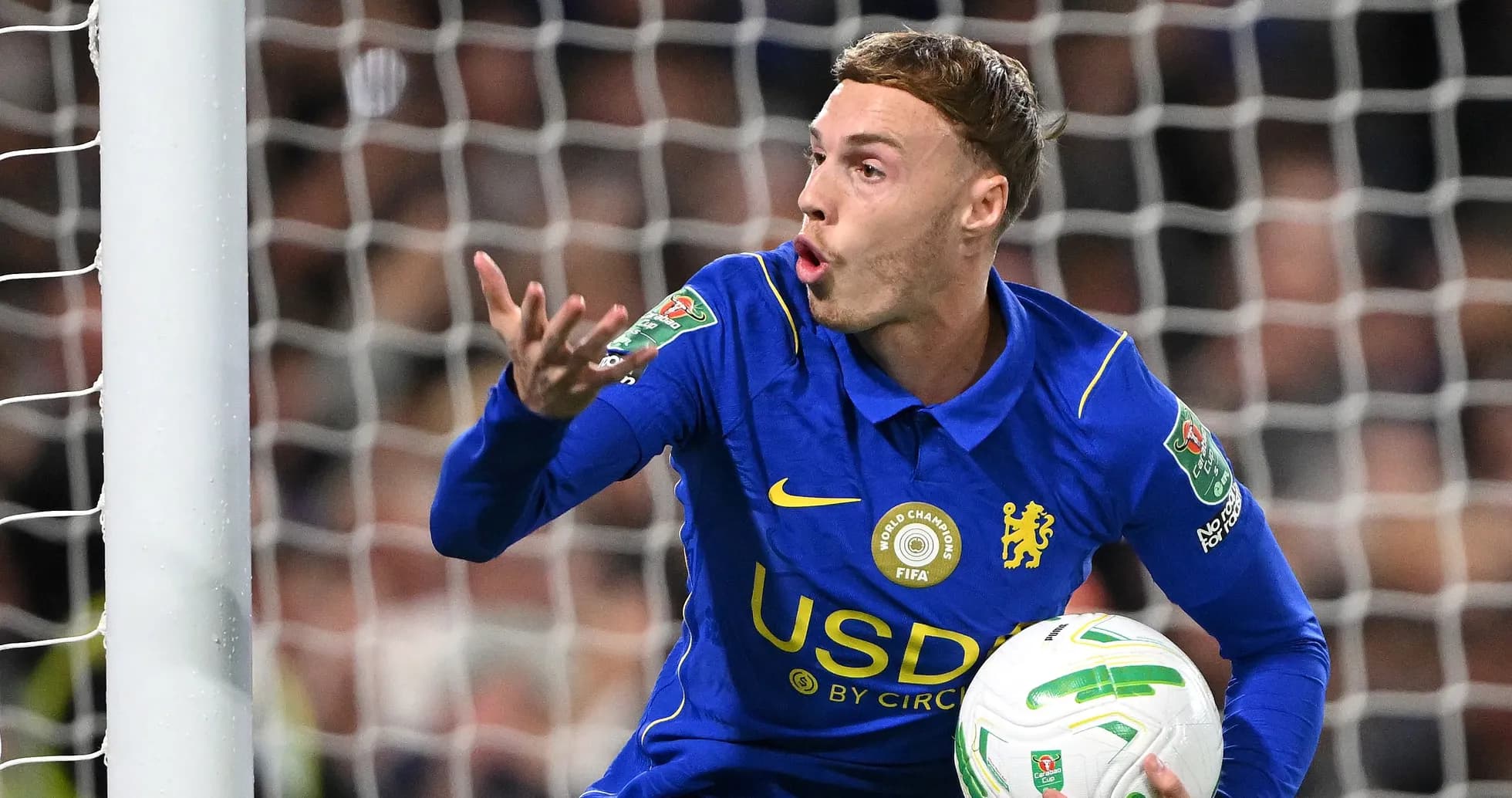 Jugador de Chelsea sosteniendo el balón en la portería Jugador de Chelsea sosteniendo el balón en la portería