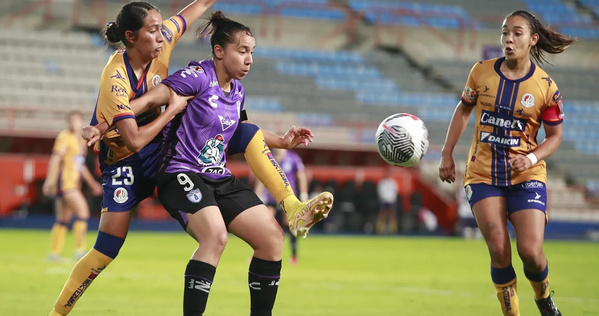 Jugadoras de Atlético San Luis y Pachuca en acción Jugadoras de Atlético San Luis y Pachuca en acción