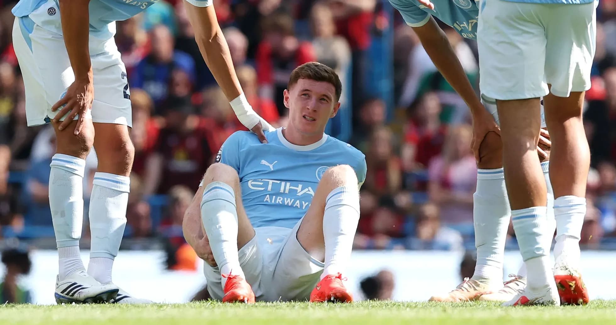 Jugador de Manchester City sentado en el campo Jugador de Manchester City sentado en el campo