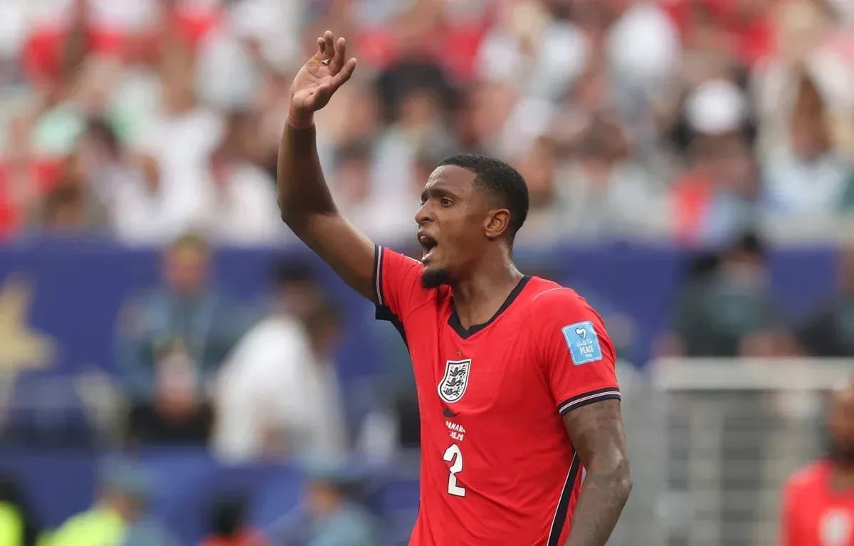 Jugador de Inglaterra señalando durante el partido Jugador de Inglaterra señalando durante el partido