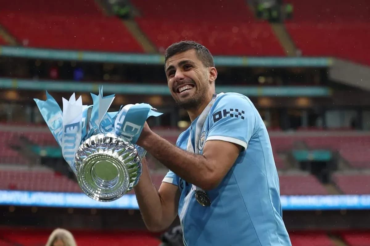 Jugador levantando el trofeo en Wembley Jugador levantando el trofeo en Wembley