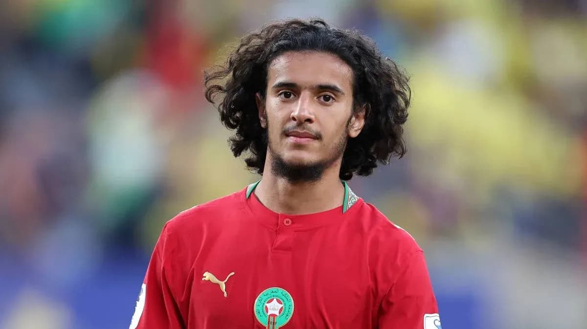 Jugador de Marruecos con camiseta roja en campo Jugador de Marruecos con camiseta roja en campo