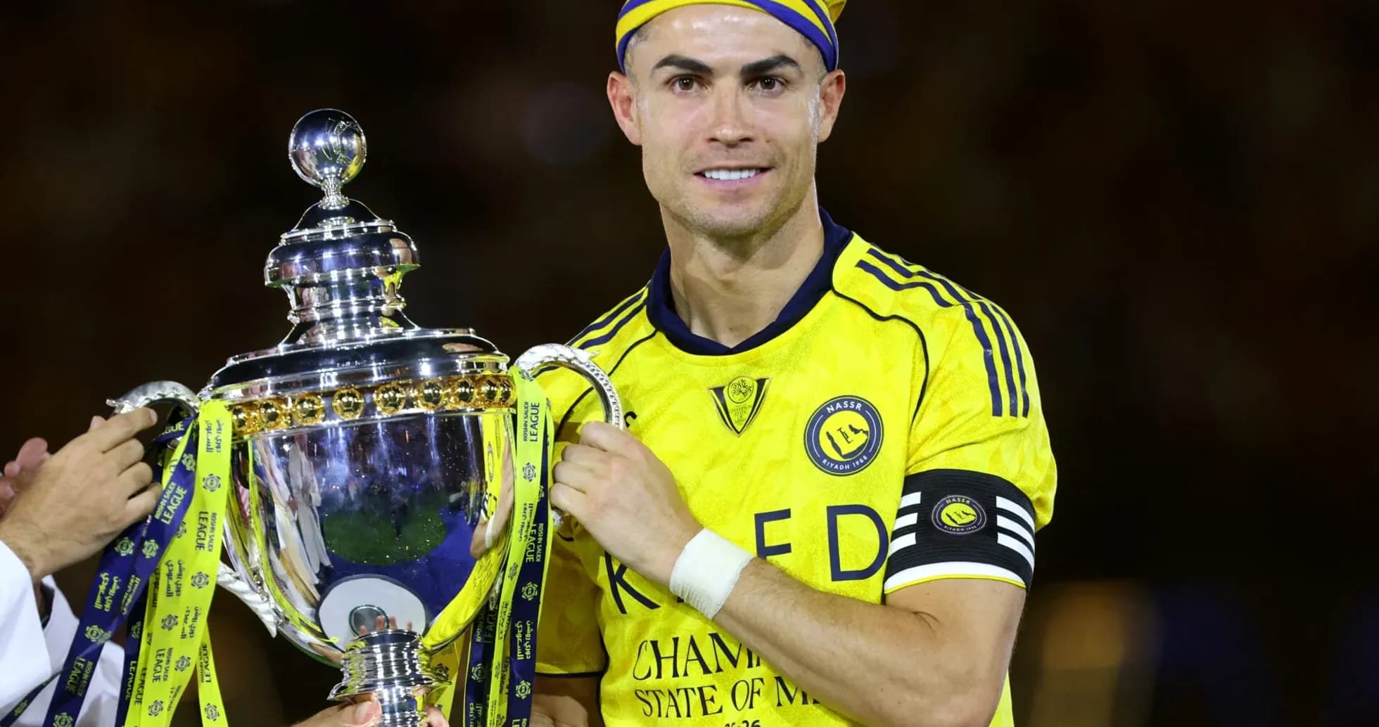 Jugador sosteniendo trofeo en celebración Jugador sosteniendo trofeo en celebración