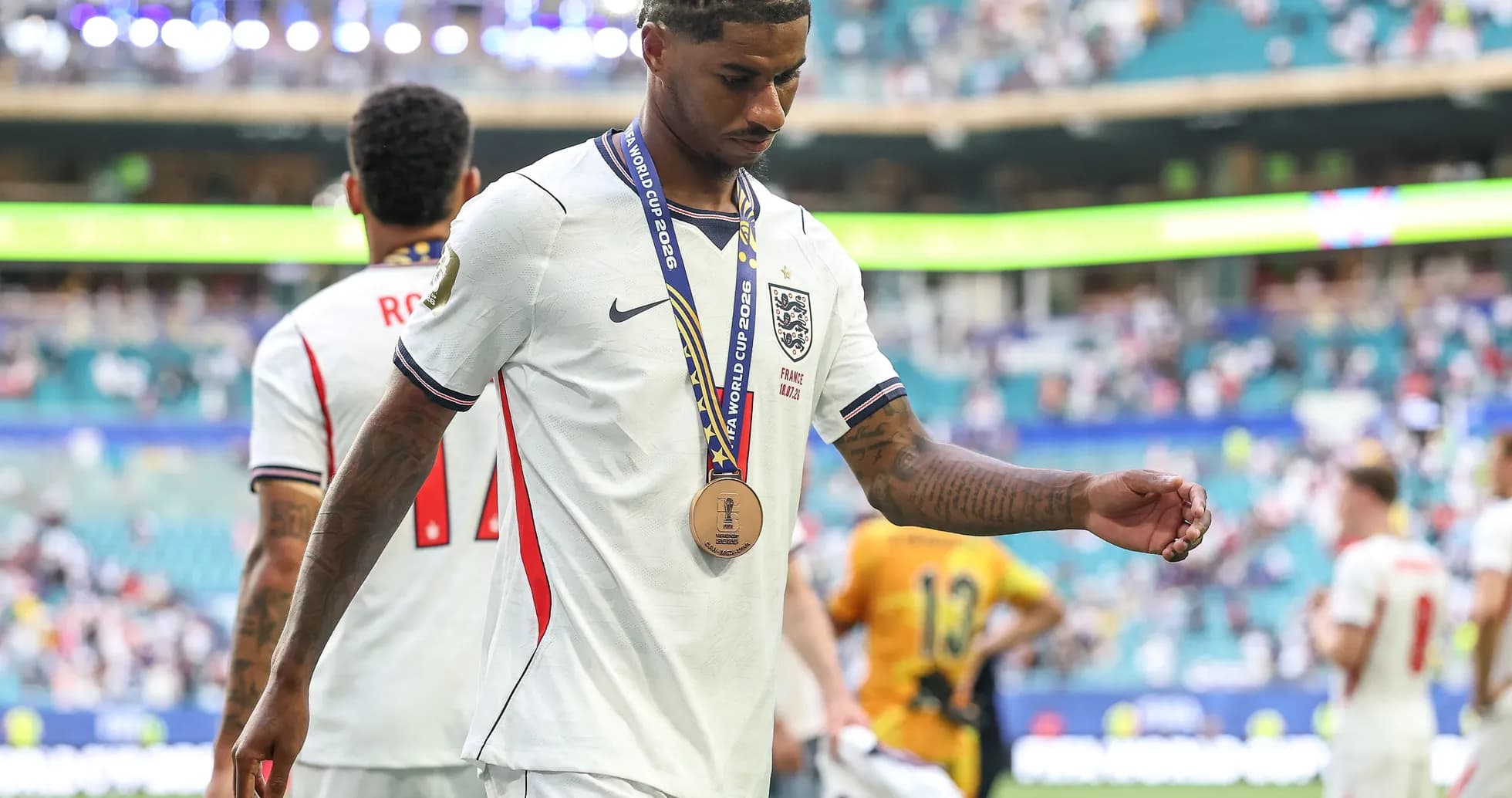 Jugador con medalla saliendo del campo tras el partido Jugador con medalla saliendo del campo tras el partido