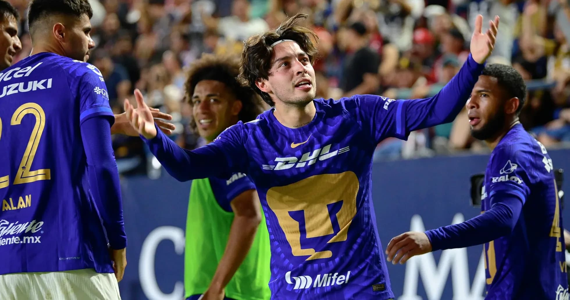 Jugadores de Pumas celebrando un gol Jugadores de Pumas celebrando un gol
