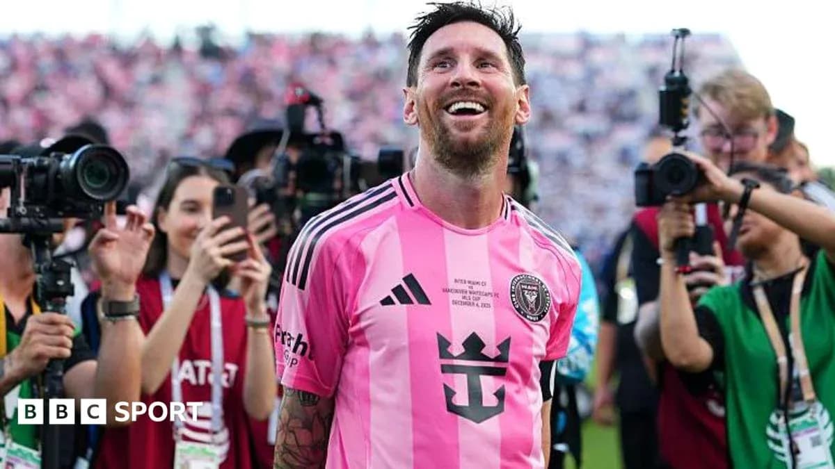 Lionel Messi sonriente rodeado de fotógrafos Lionel Messi sonriente rodeado de fotógrafos