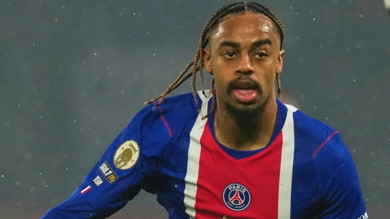 Jugador de PSG corriendo en partido de fútbol Jugador de PSG corriendo en partido de fútbol