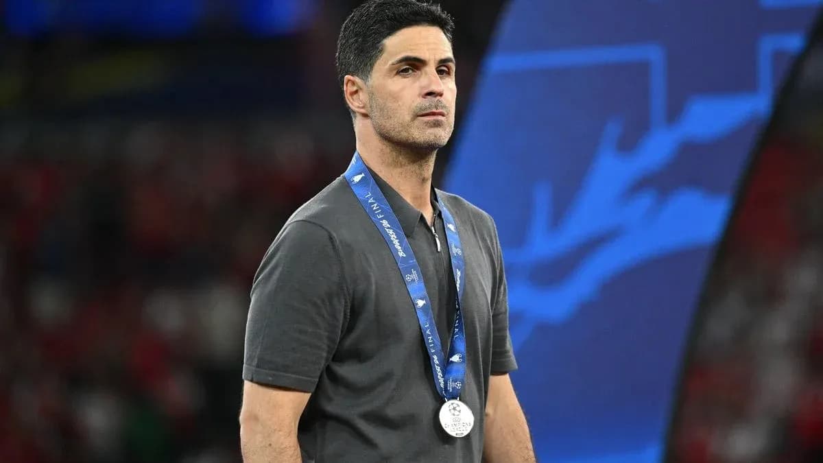 Entrenador con medalla de plata tras final Entrenador con medalla de plata tras final