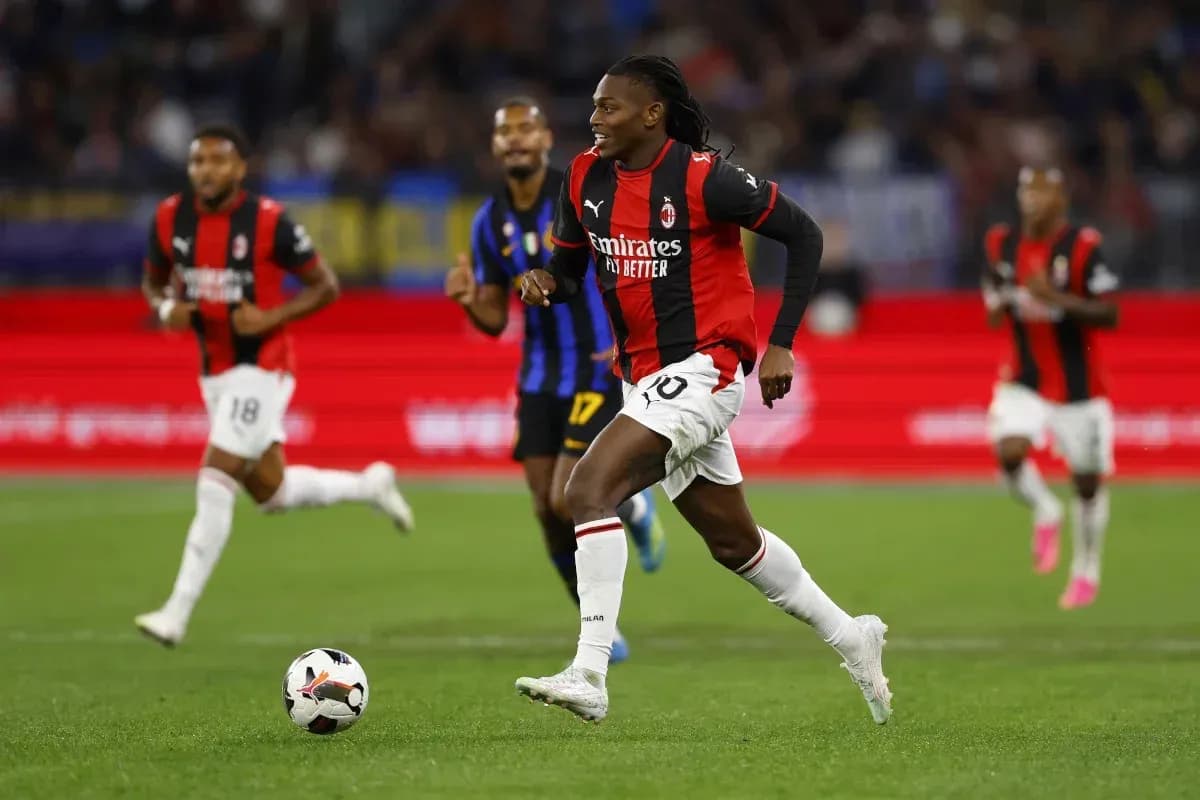Jugador del AC Milan corriendo con el balón en el campo Jugador del AC Milan corriendo con el balón en el campo