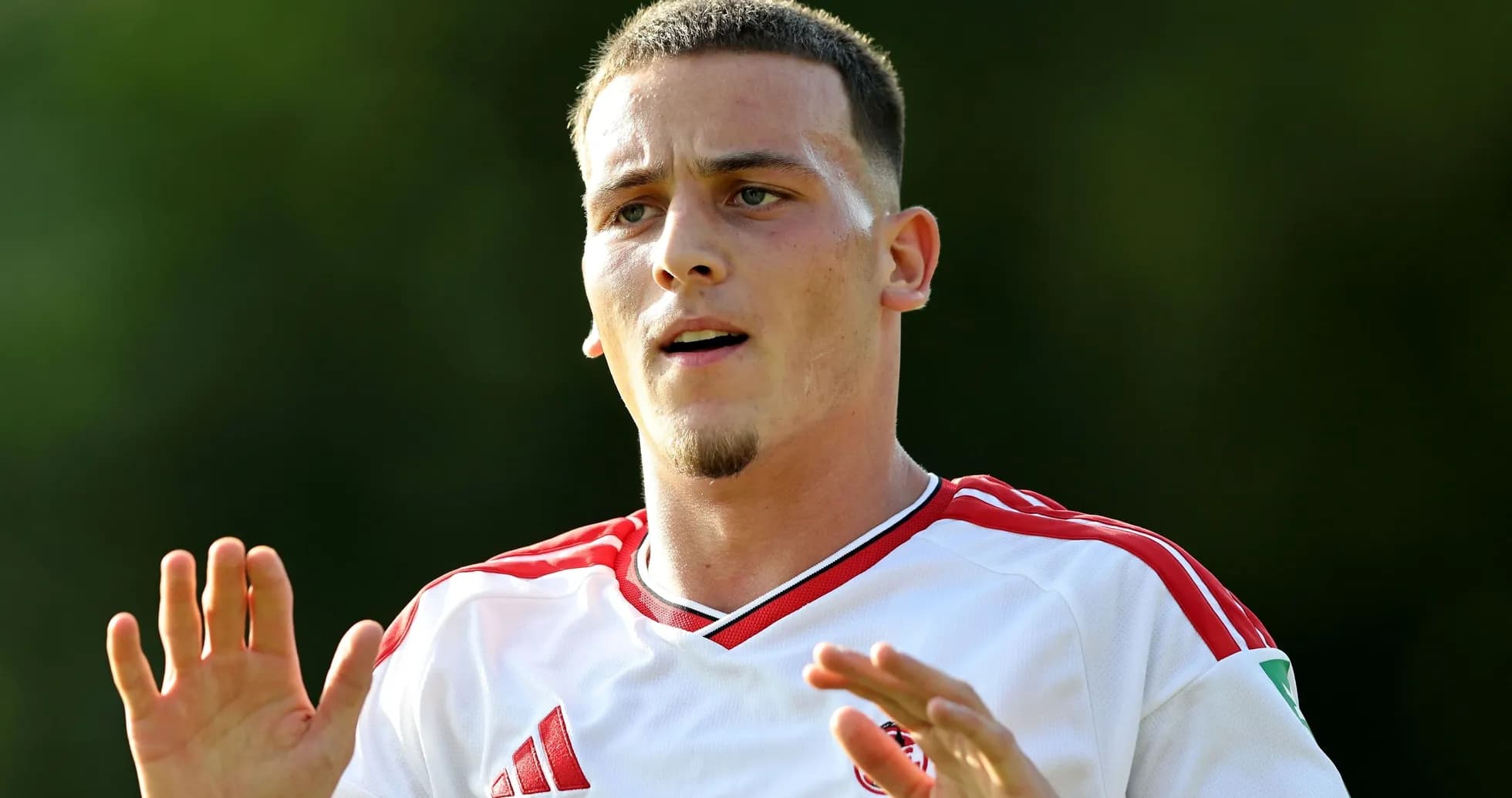 Jugador en acción con camiseta blanca y roja Jugador en acción con camiseta blanca y roja