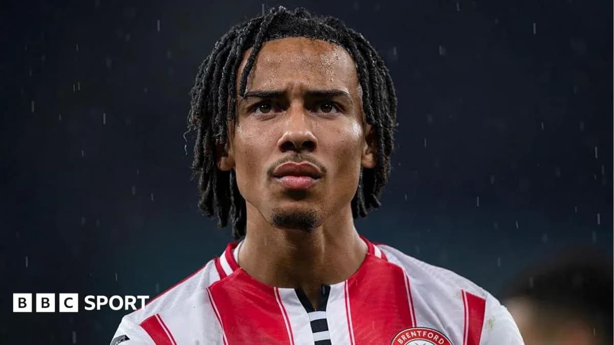 Jugador de Brentford en la lluvia durante partido Jugador de Brentford en la lluvia durante partido