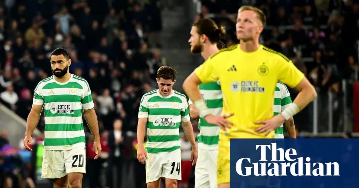 Jugadores de Celtic FC caminando cabizbajos tras el partido Jugadores de Celtic FC caminando cabizbajos tras el partido