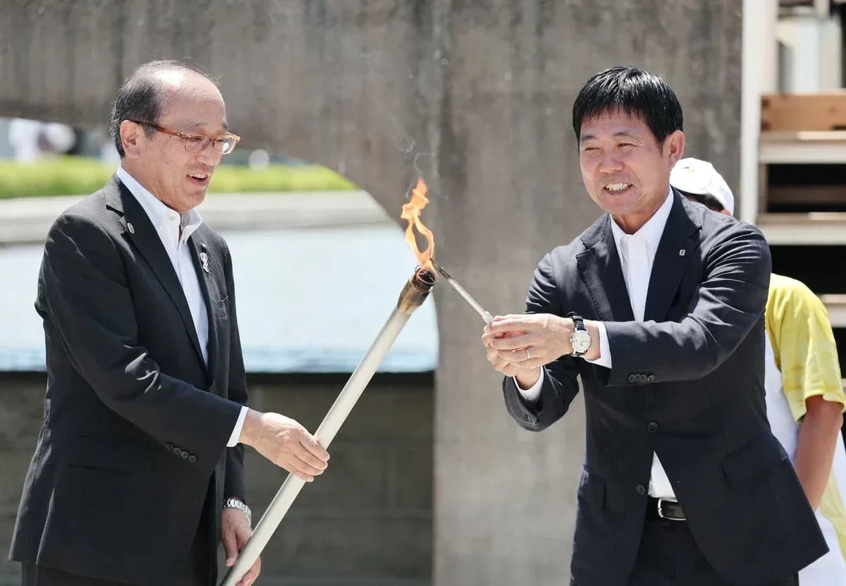 Dos personas encendiendo una antorcha en evento Dos personas encendiendo una antorcha en evento