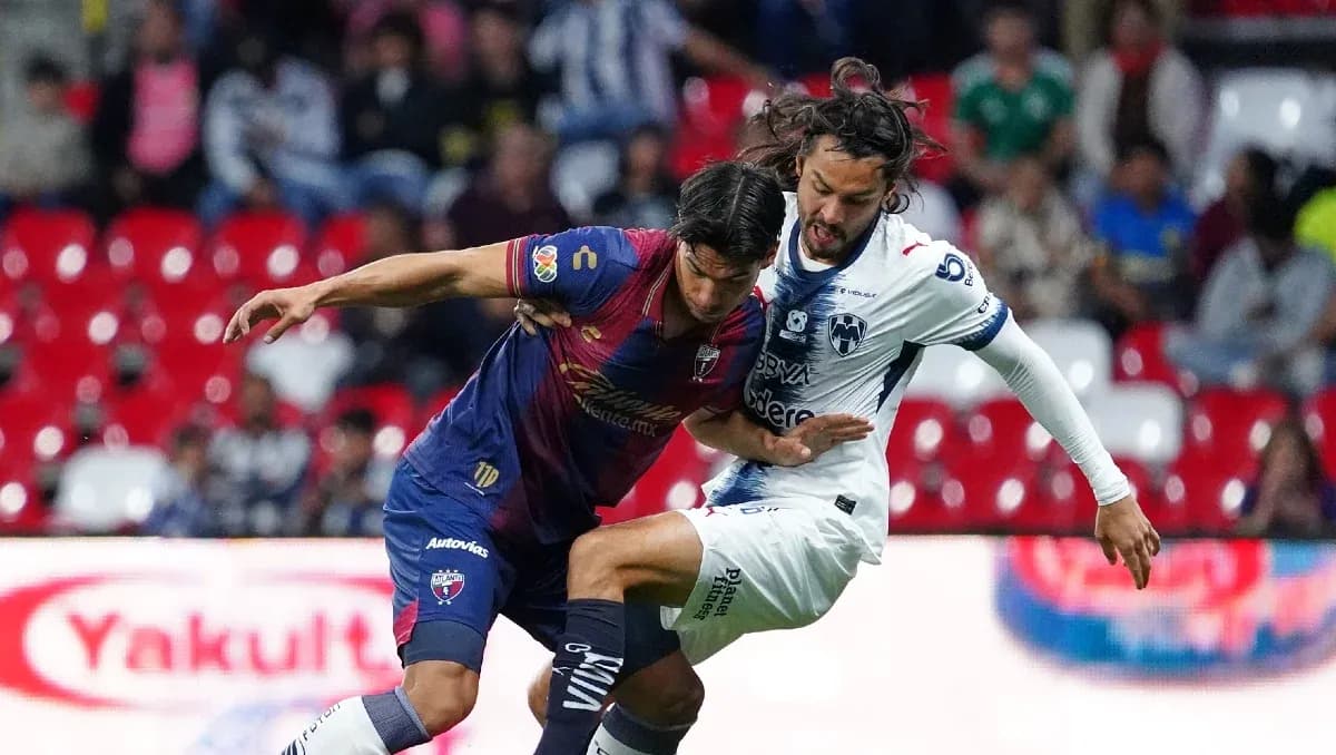 Jugadores de Atlante y Monterrey en acción Jugadores de Atlante y Monterrey en acción