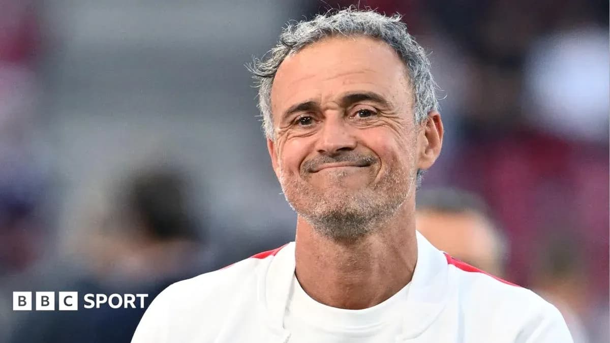 Entrenador sonriendo en el estadio durante partido Entrenador sonriendo en el estadio durante partido