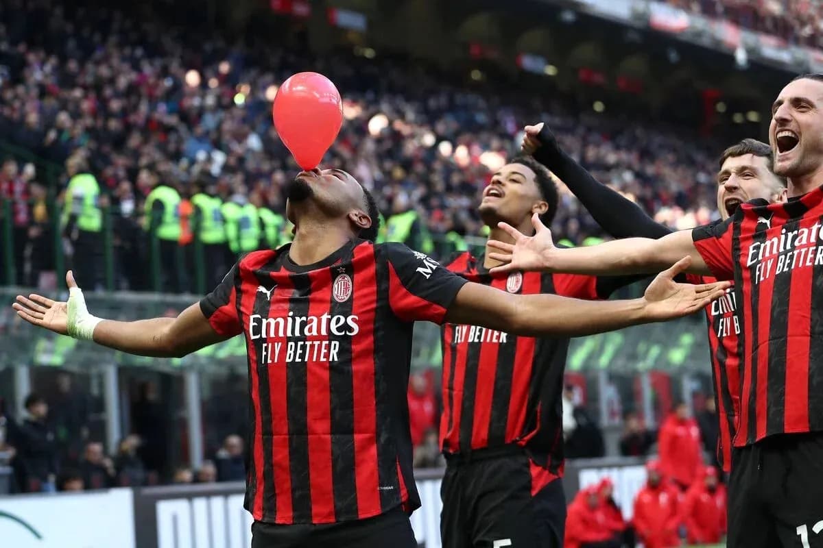 Jugadores del AC Milan celebrando con un globo rojo Jugadores del AC Milan celebrando con un globo rojo