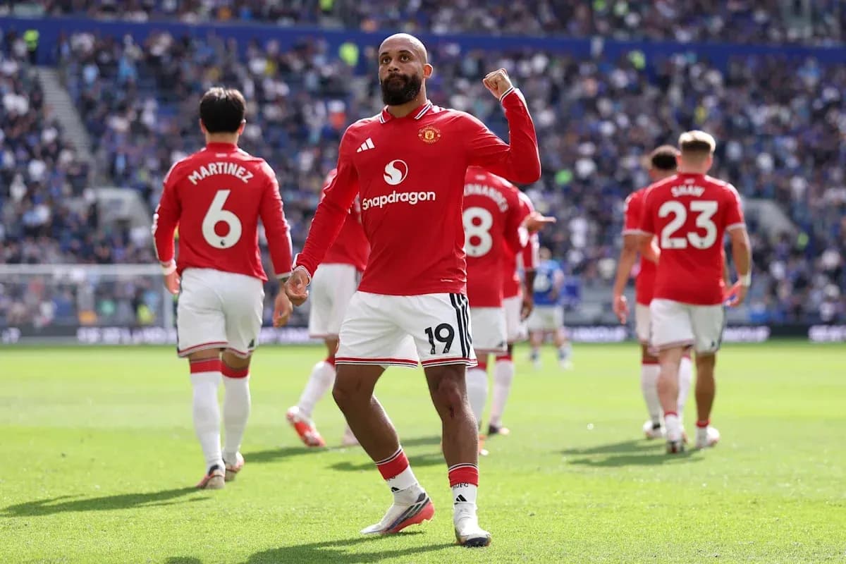 Jugador de Manchester United celebra en el campo Jugador de Manchester United celebra en el campo