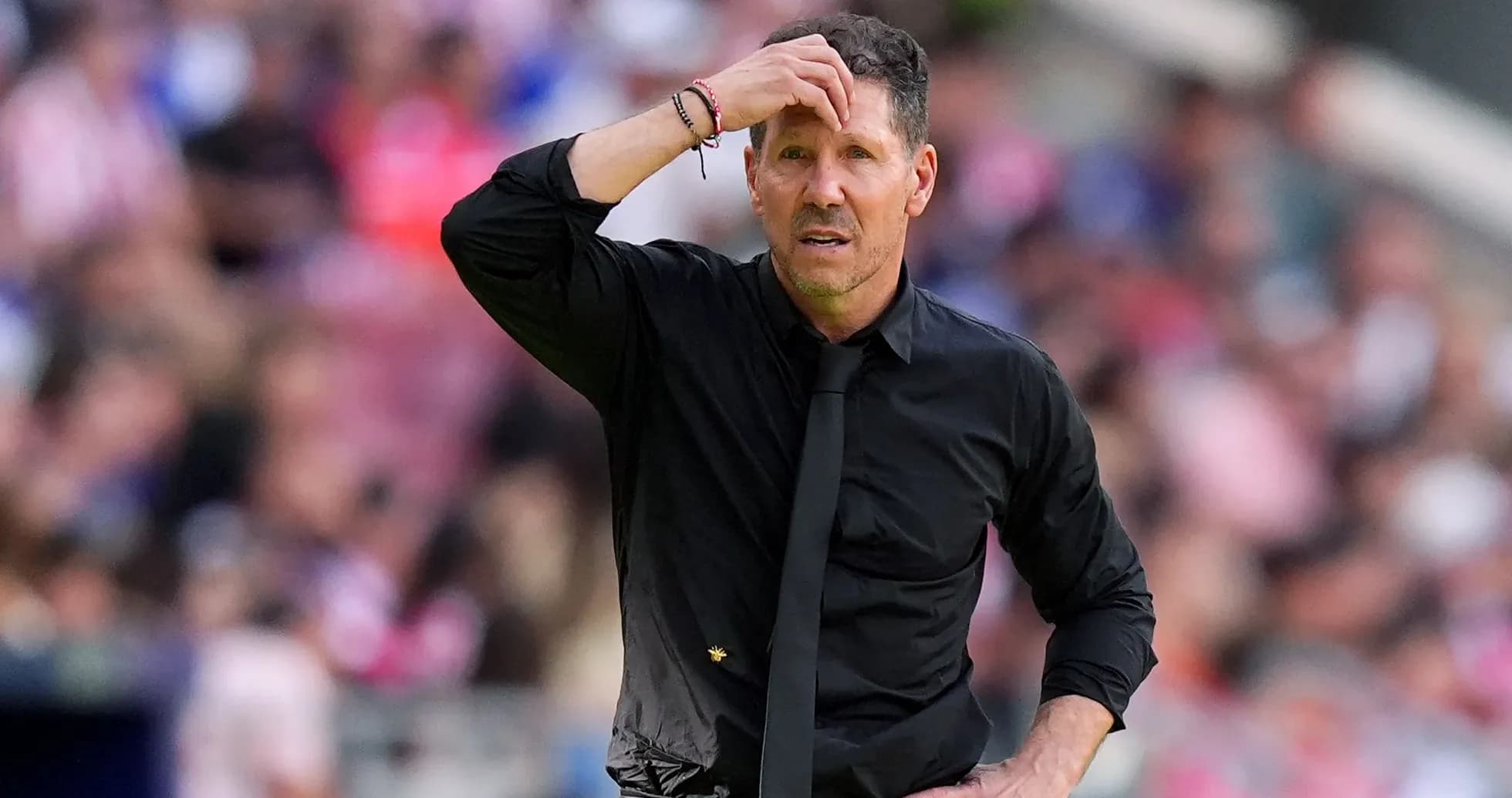 Entrenador preocupado durante un partido de fútbol Entrenador preocupado durante un partido de fútbol