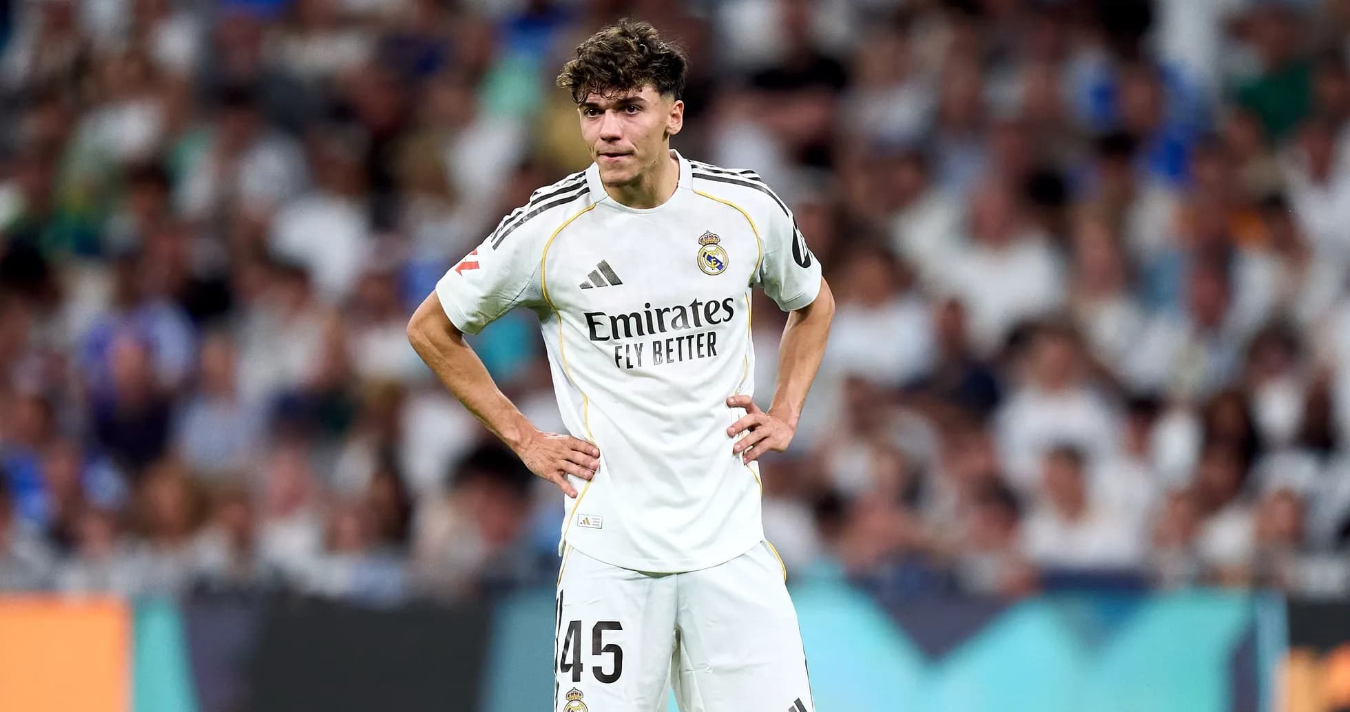 Jugador de Real Madrid en el campo durante partido Jugador de Real Madrid en el campo durante partido