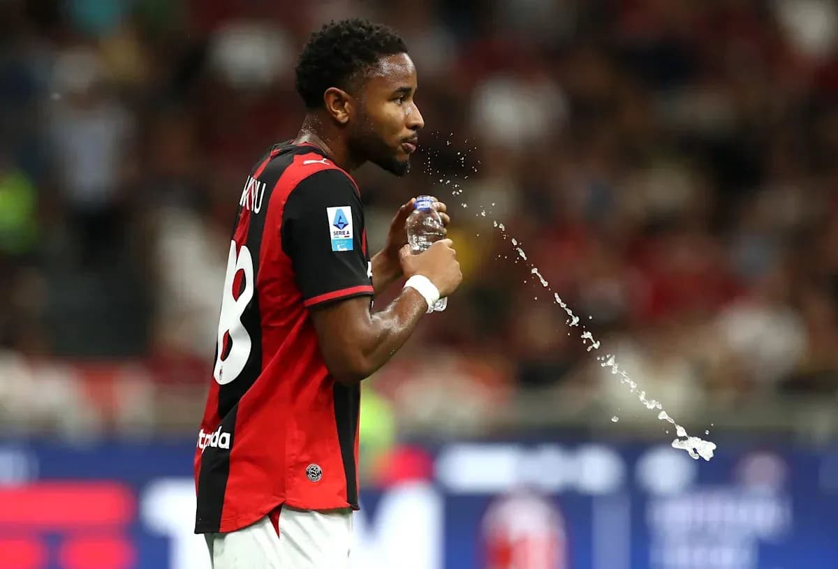 Jugador bebiendo agua durante el partido Jugador bebiendo agua durante el partido