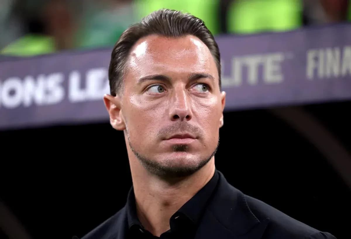 Entrenador en el banquillo durante el partido Entrenador en el banquillo durante el partido