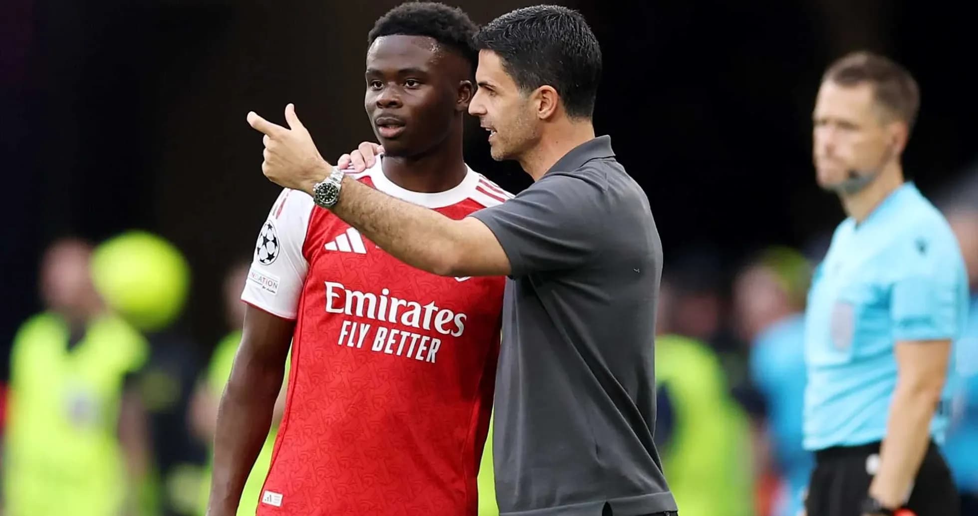 Entrenador hablando con jugador durante el partido Entrenador hablando con jugador durante el partido
