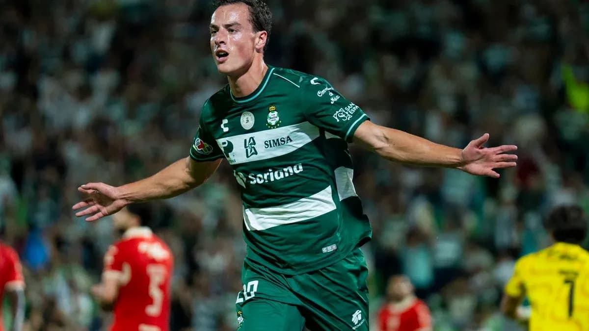 Jugador de Santos Laguna celebra un gol Jugador de Santos Laguna celebra un gol