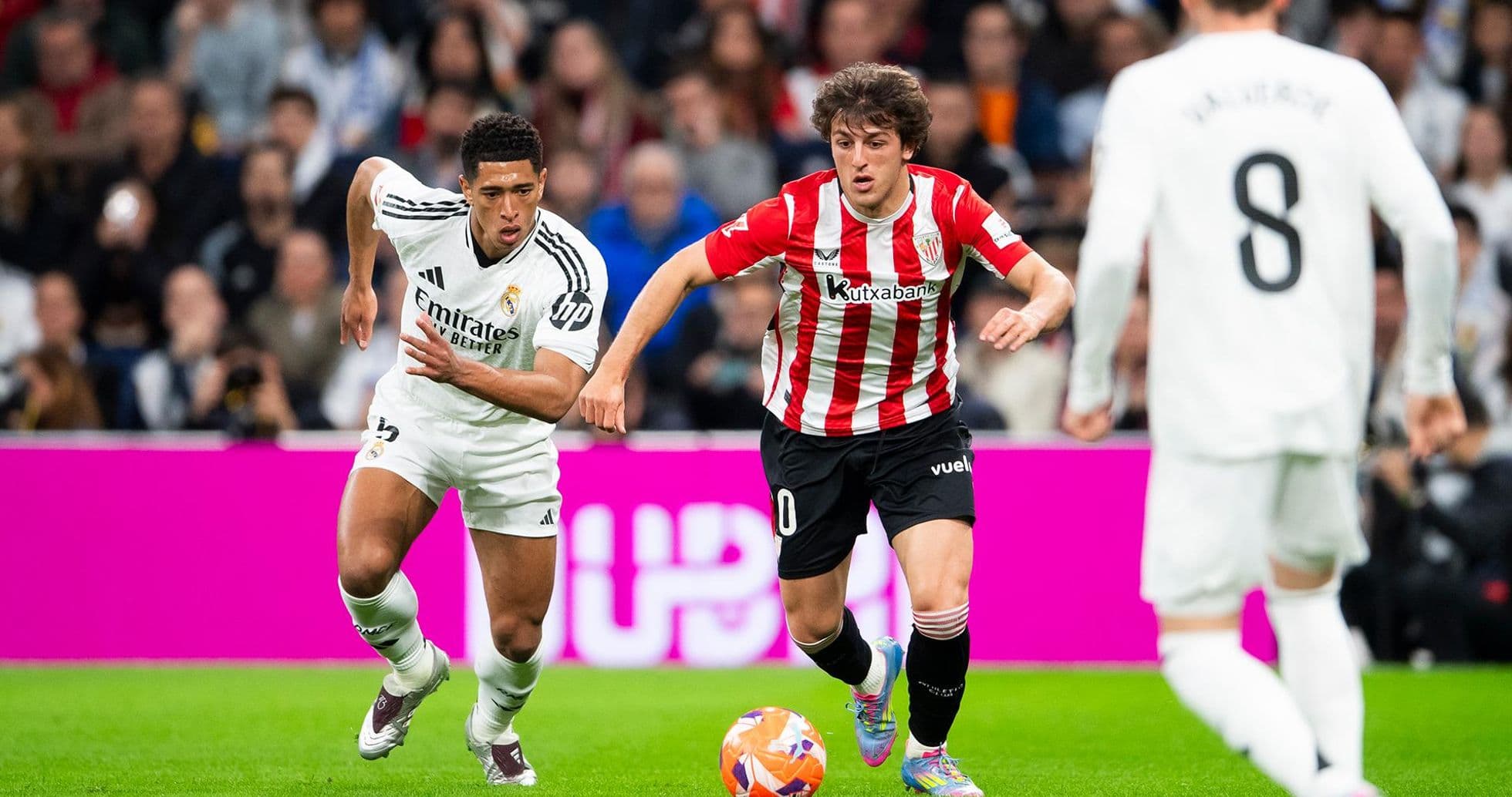 Jugador de Real Madrid persigue a jugador del Athletic Club Jugador de Real Madrid persigue a jugador del Athletic Club