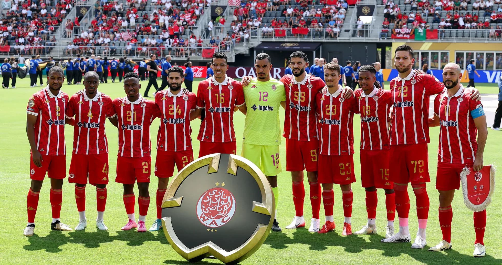 Jugadores del Wydad Casablanca posando con trofeo Jugadores del Wydad Casablanca posando con trofeo