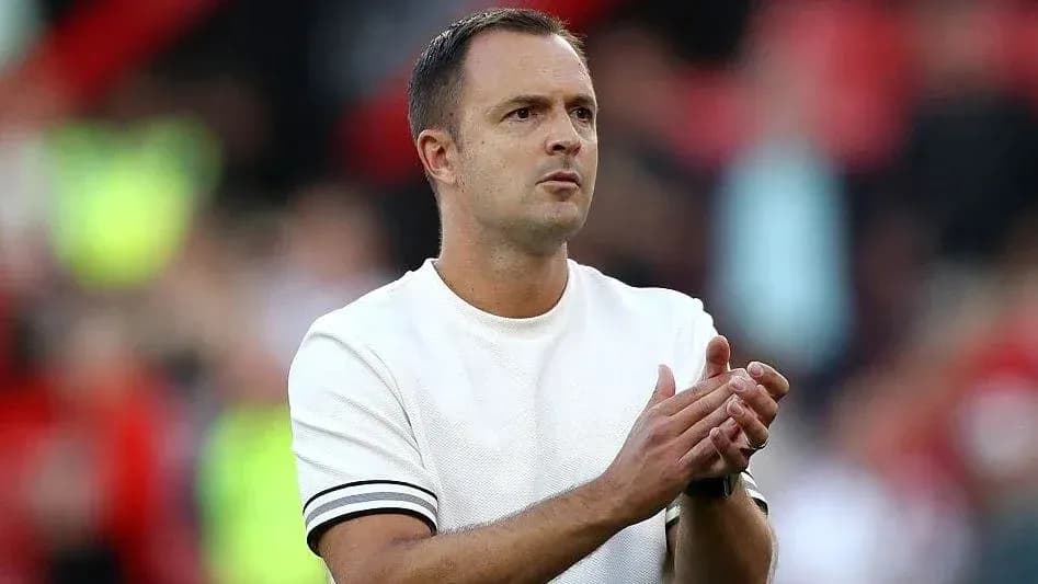 Entrenador aplaudiendo durante un partido Entrenador aplaudiendo durante un partido
