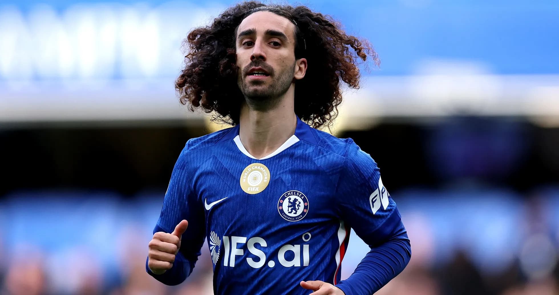 Jugador de Chelsea corriendo en el campo de fútbol Jugador de Chelsea corriendo en el campo de fútbol
