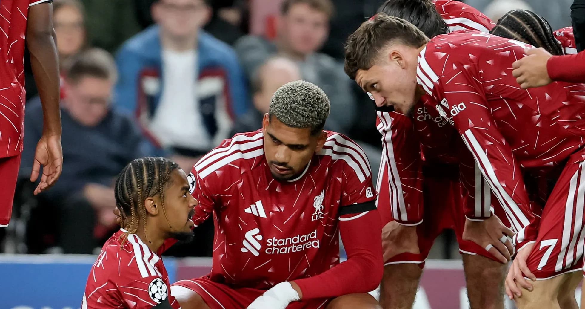 Jugadores de Liverpool discutiendo durante el partido Jugadores de Liverpool discutiendo durante el partido