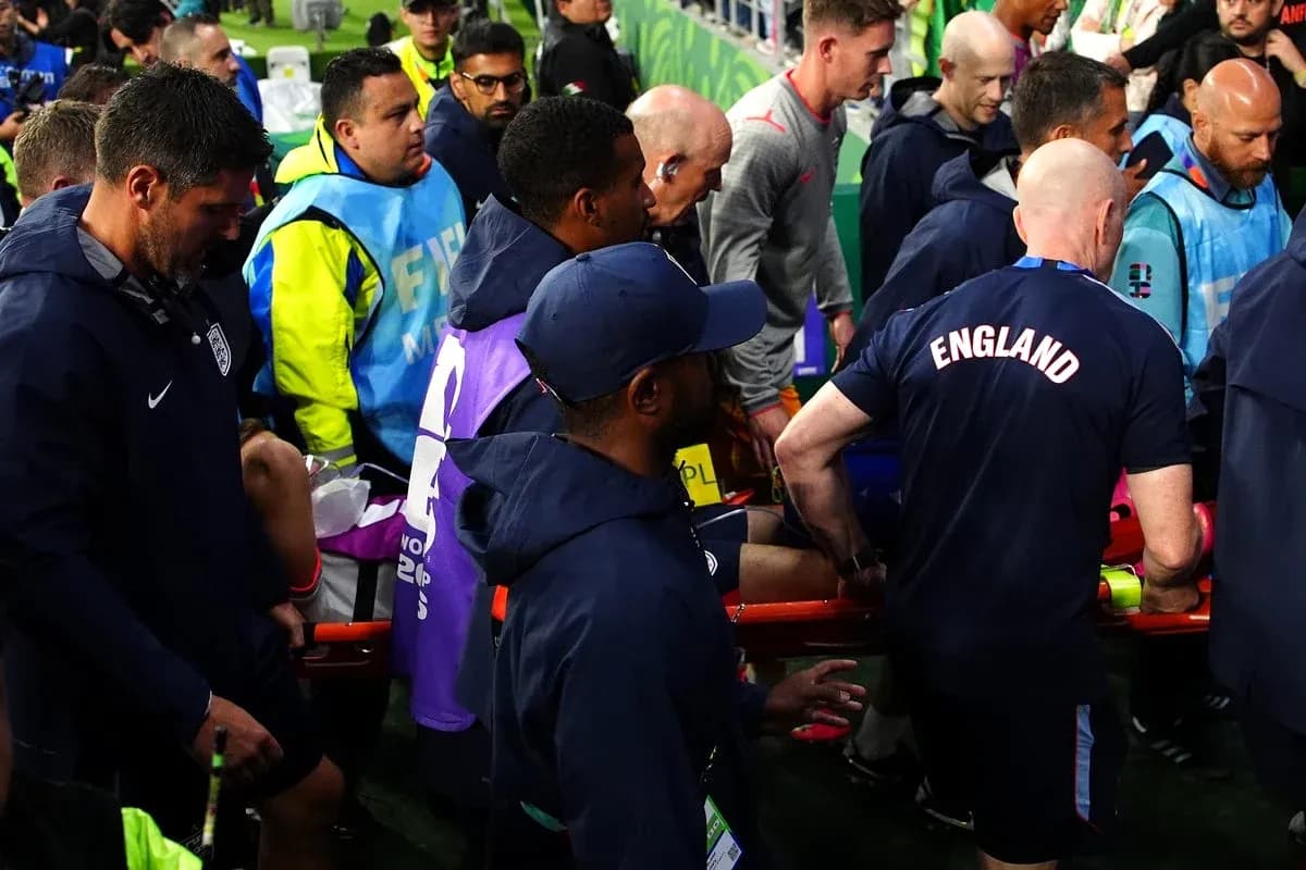 Jugadores y personal médico asistiendo a un jugador lesionado Jugadores y personal médico asistiendo a un jugador lesionado