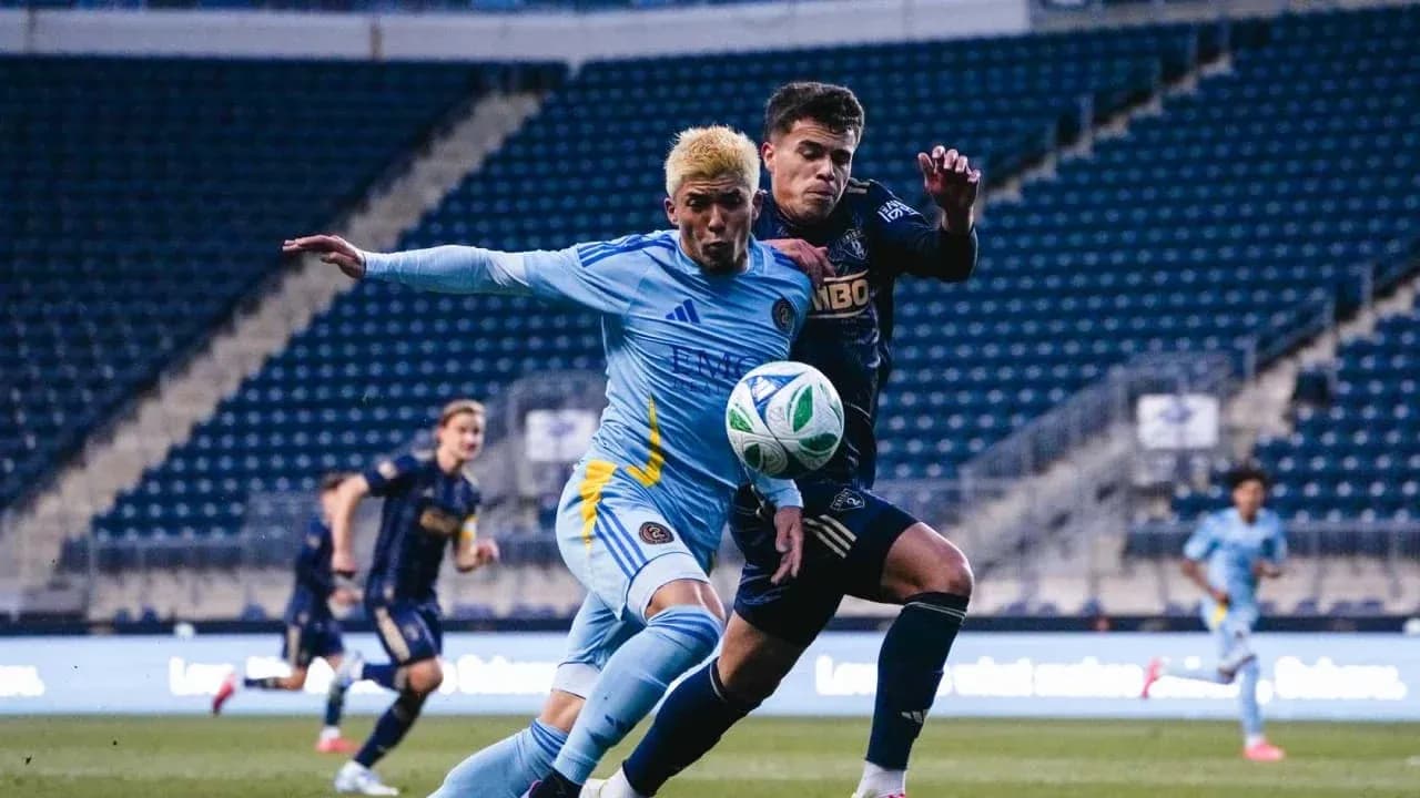 Jugando el balón entre Philadelphia Union II y Atlanta United II Jugando el balón entre Philadelphia Union II y Atlanta United II