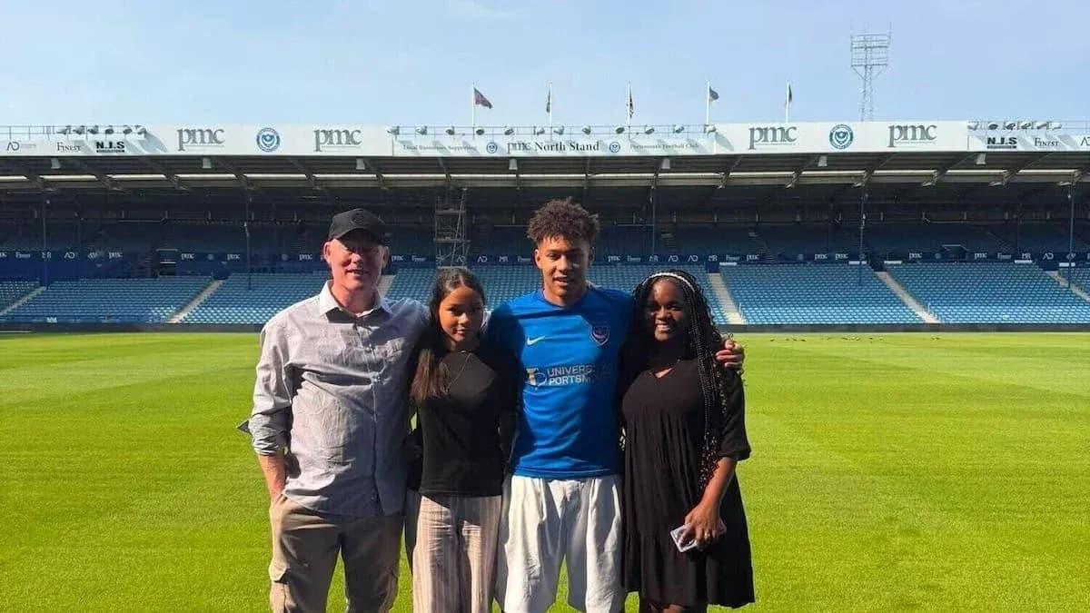 Jugador de fútbol con su familia en el estadio Jugador de fútbol con su familia en el estadio
